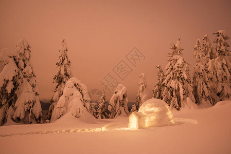 雪屋在山的冬天降雪后堆的图片