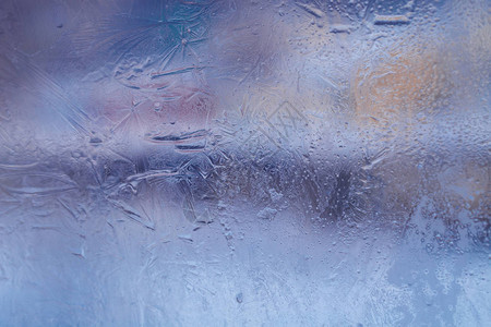 冰冻窗户上的冬季冰纹图片