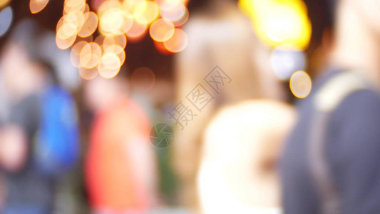 无法辨认的行人晚上在城市中行走图片