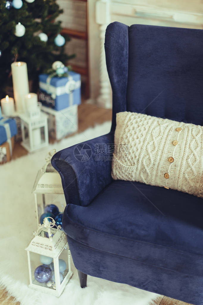 蓝色扶手椅配有编织的蜜蜂枕图片