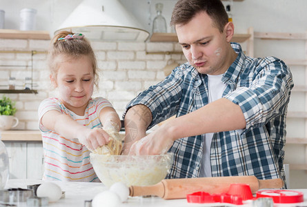 父亲和女儿第一次在厨房做糕点图片