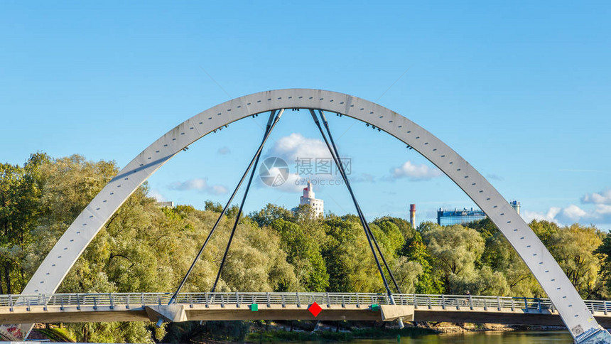 爱沙尼亚塔尔图Emajogi河上的自由桥背景是现代的Tigutorn图片