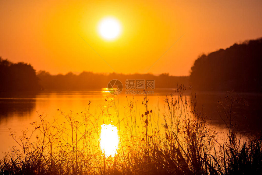 在河的日落太阳在水中的反射图片