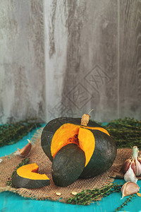 绿南瓜在浅木质表面烹饪的美味素食品原料图片