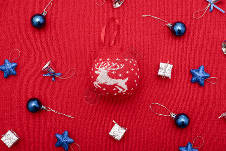 美丽的圣诞玩具蓝色和银色在红编织图片
