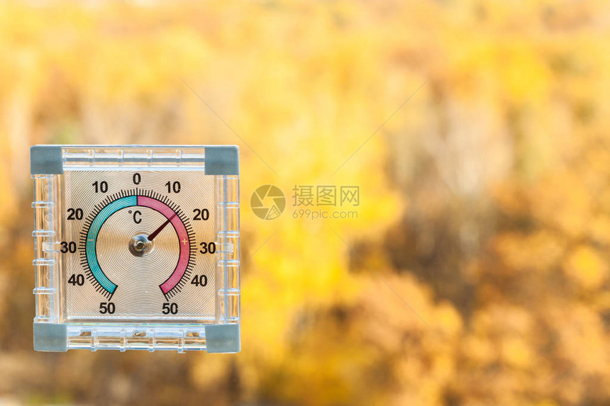 家用窗户的外温度计和阳光秋天背图片