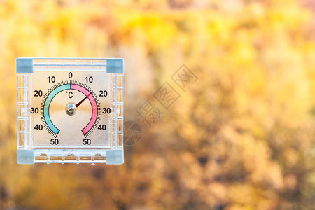 家用窗户的外温度计和阳光秋天背面模图片