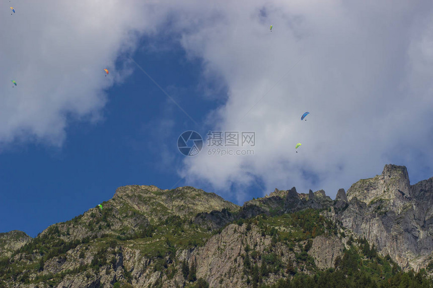 在查莫尼克斯上空的法属阿尔卑斯山上滑翔在图片