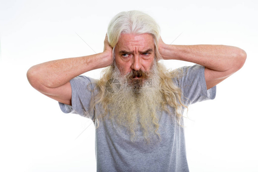 演播室拍摄的长胡子老人在用白种背景遮住被孤立的耳朵图片
