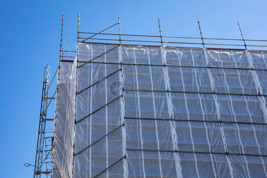 正在建造中建筑有脚架蓝天空背图片