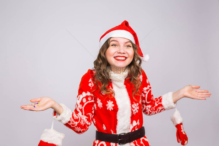 圣诞节情感和节日概念穿着圣塔服装的女士在白图片