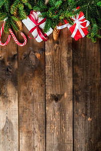 古老的圣诞节背景Xmas树装饰品和带有礼品盒的树枝图片