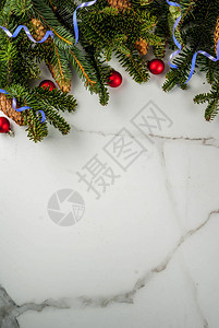 古老的圣诞节背景Xmas树装饰品和带有礼品盒的树枝图片
