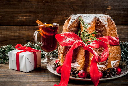 传统的意大利圣诞水果蛋糕PanettonePandoro图片
