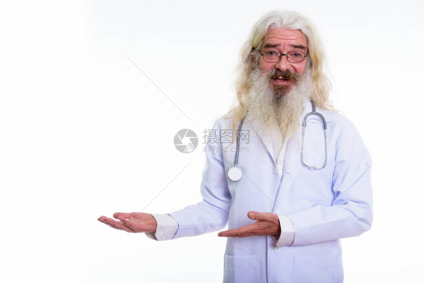 电影演播室的一张照片快乐的长胡子老人医生在展示什图片