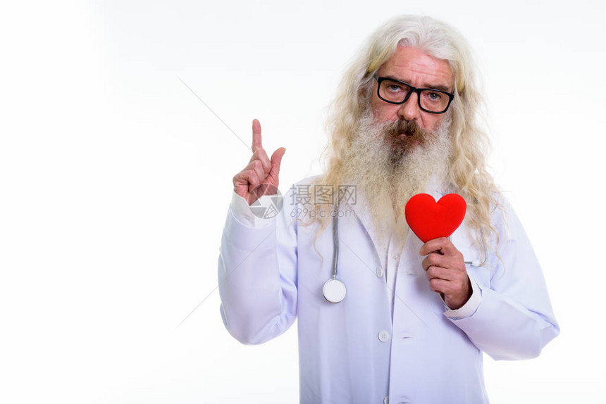 电影演播室的一拍长胡子老人医生抱着红心举图片