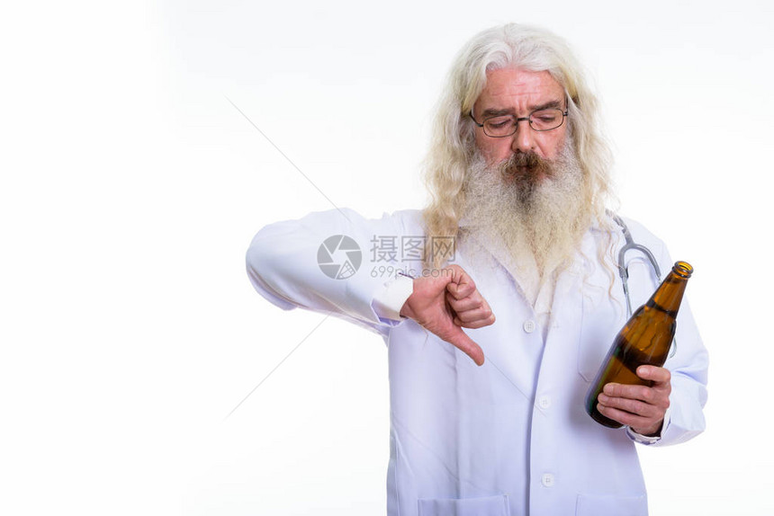 电影演播室的一拍长胡子老人大胡子医生在看一瓶啤酒图片