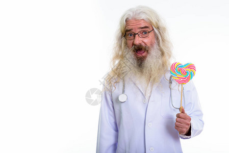 快乐的大胡子男医生拿着心形棒糖图片