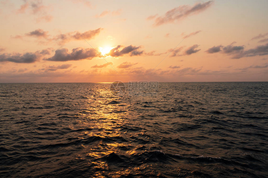 美丽的海景从船只或船只向外倾斜日图片