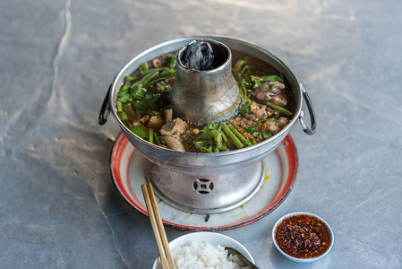 在泰国街头食品市场或泰国餐厅出售的火锅蔬菜炖牛肉清炖肉筋汤图片