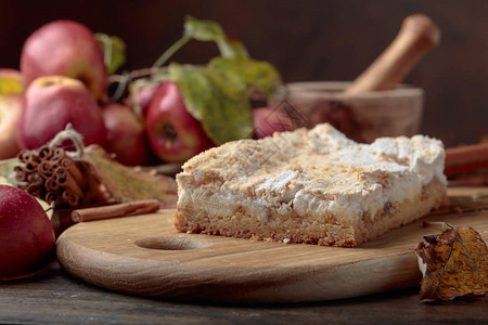 新鲜烘烤美味的经典美国苹果派苹果肉桂棒和厨房用具图片