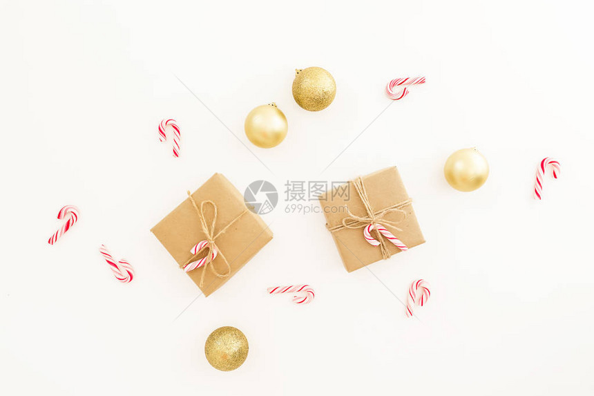 圣诞礼物金饰品和白色背景的糖果甘蔗图片