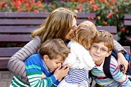 母亲和三个孩子拥抱图片