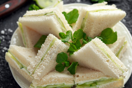 黄瓜三明治加上软奶酪海盐和图片