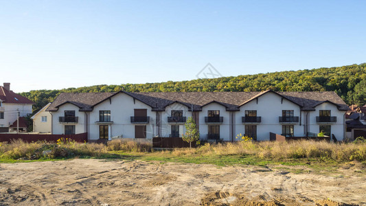 在绿地建造小屋图片