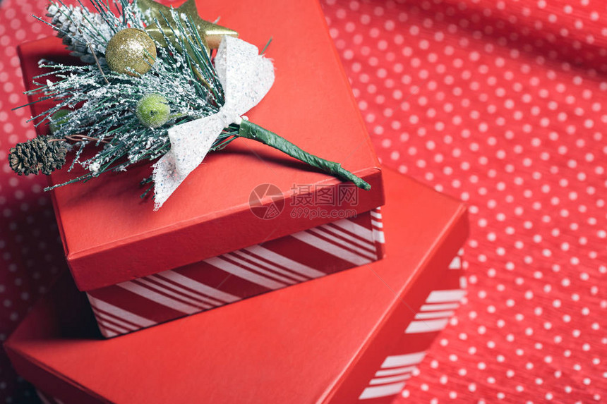 圣诞礼物盒和圣诞树的枝印在图片