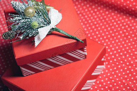圣诞礼物盒和圣诞树的枝印在图片