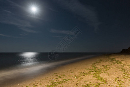 与月亮的夜海滩乌克兰黑海图片