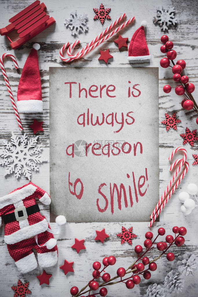 带有英文报价的垂直纸总是有微笑的理由白色木制背景平躺着圣诞装饰图片