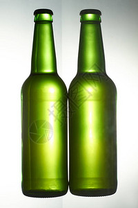 两个绿色啤酒玻璃瓶白色孤立图片