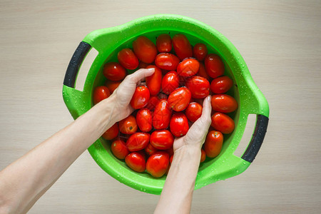 在一个大盆里手洗西红柿图片
