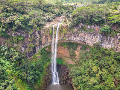 关于毛里求斯岛热带岛屿丛林沙马雷尔瀑布的空中最高视角图片