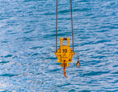 蓝色大海上的黄色滑轮钩图片