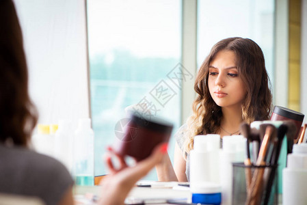 美容院的年轻女人图片