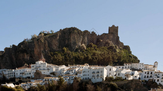 西班牙城市ZaharadelaSierra教堂和带有白房子的圆顶屋图片
