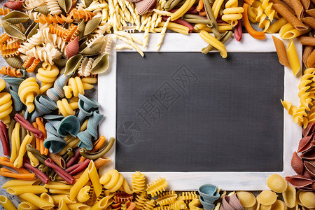 黑色板与各种五颜六色的意大利面食菜单咖啡厅餐厅的食物背景概念复制空间图片