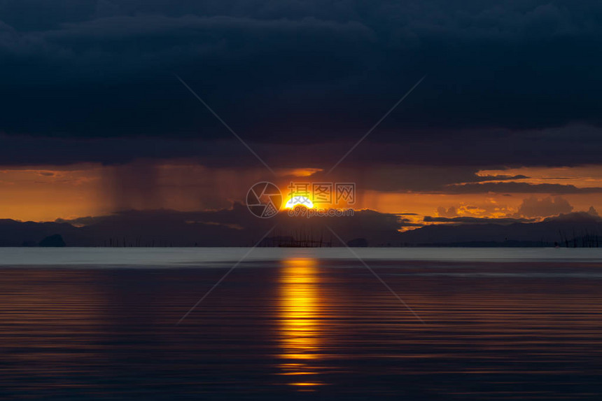 夕阳的天空和雨云的海景图片