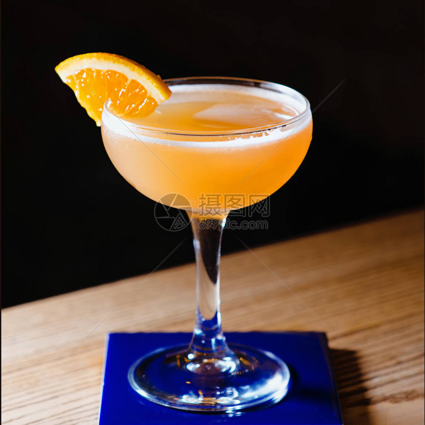 橙色酒精鸡尾酒和柑橘图片
