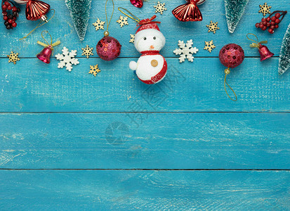 圣诞快乐装饰和欢乐新年装饰概念的表顶视图图片