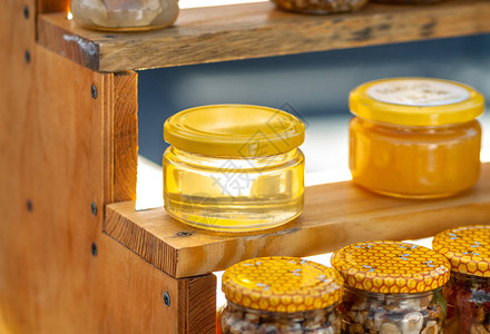 柜台上的罐子里的天然蜂蜜秋季博览会图片