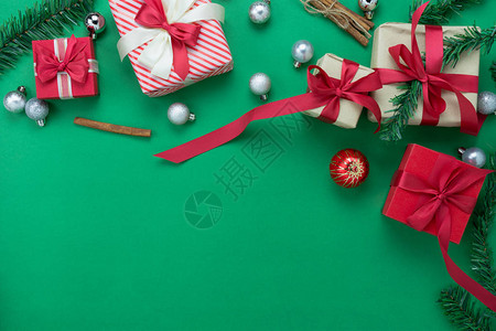 圣诞快乐装饰和欢乐新年装饰概念表顶视图图片