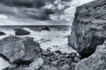 在黑海的大石头图片