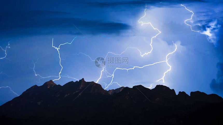 雷电闪的全景在山上图片