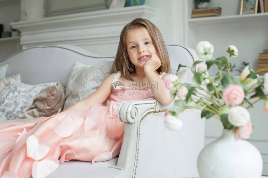 穿粉红裙子的快乐小女孩图片
