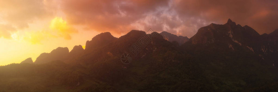 日落期间农村山区的山脉全景图片