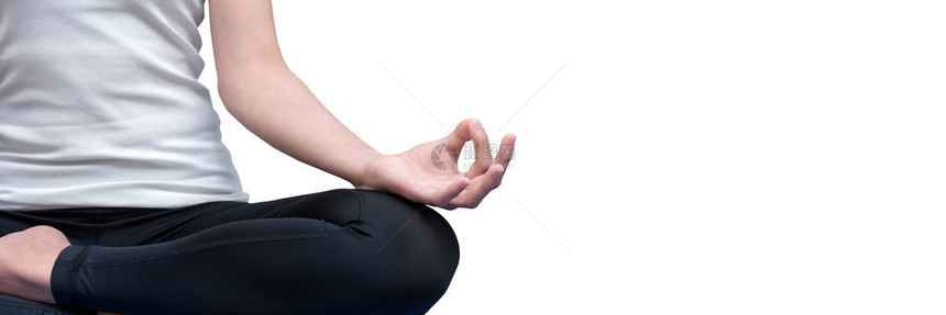 女青年在瑜伽体育馆练习瑜伽时保持冷静和冥想图片
